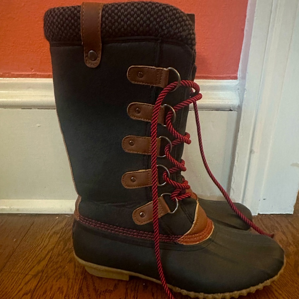 Esprit snow boots size 10